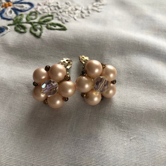 Vintage Lisner flower Clip Earrings Soft peach pearls Rhinestones - Picture 7 of 7